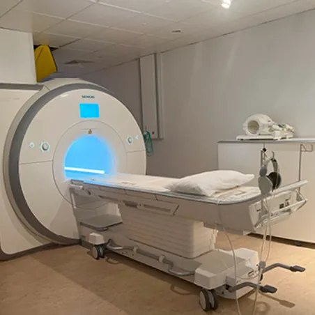 Y sganiwr MRI yn y Cyfleuster Delweddu Clinigol